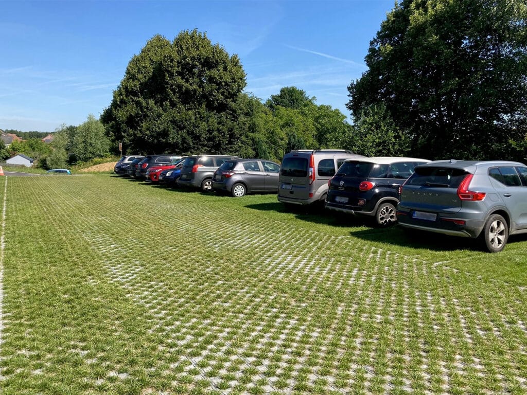 Les parkings végétalisés perméables revitalisent le tissu urbain