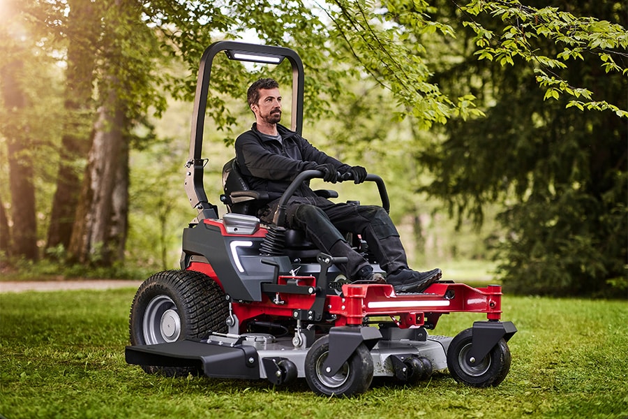 EuroGarden présente les nouvelles machines CRAMER, de la tondeuse autoportée à rayon de braquage zéro à la débroussailleuse sur batterie.