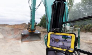 iCON-site-excavator-in-cabin-Kobelco-compact_BEW