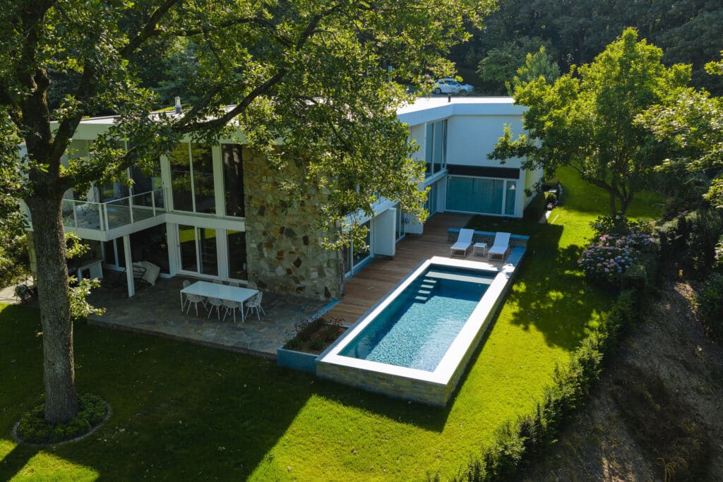 Grenson a créé une piscine parfaitement intégrée à l'environnement naturel 2