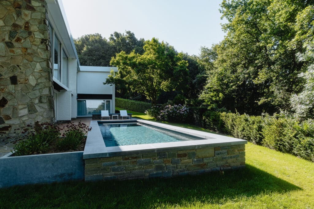Grenson a créé une piscine parfaitement intégrée à l'environnement naturel 3