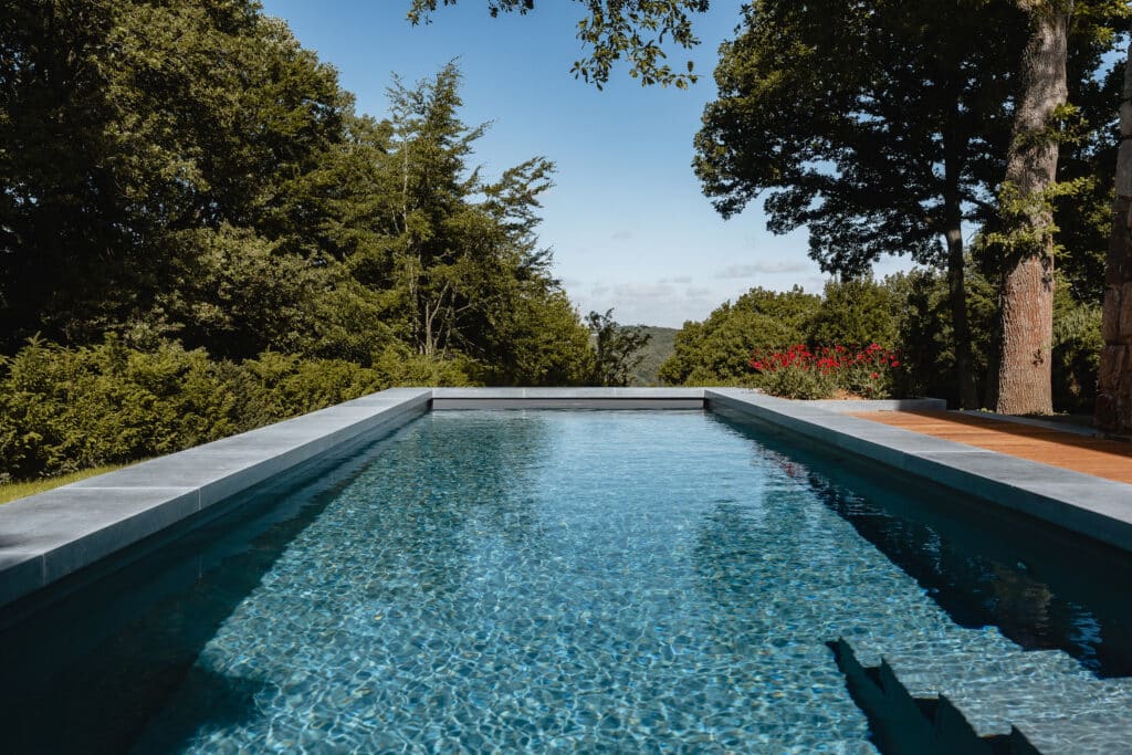 Grenson a créé une piscine parfaitement intégrée à l'environnement naturel 1