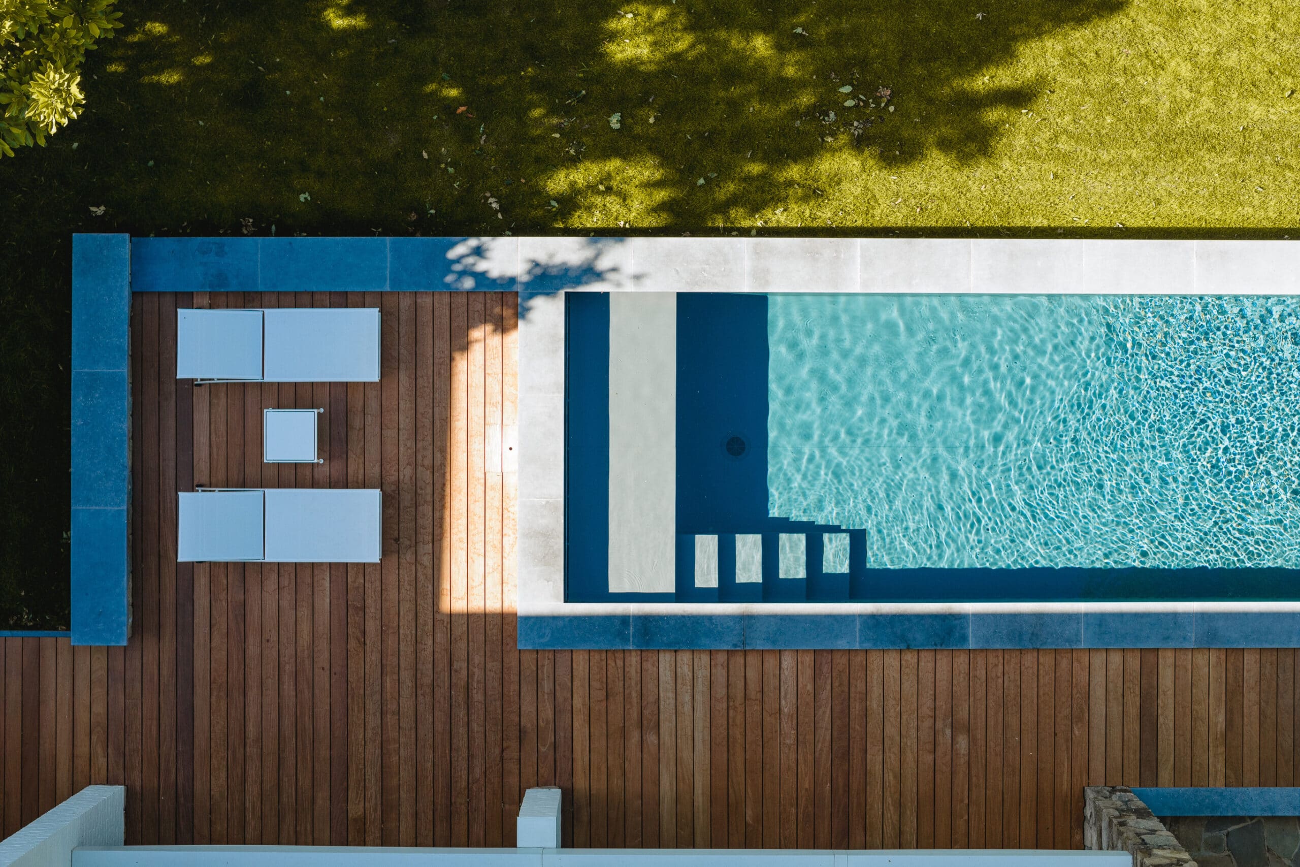 Grenson a créé une piscine parfaitement intégrée à l'environnement naturel 7