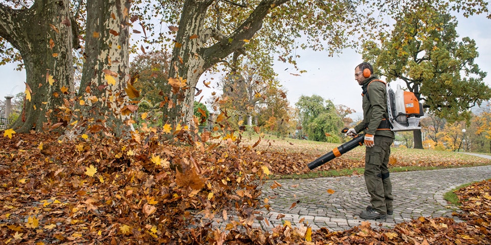 STIHL bladblazer BR 800 C-E innoveert met hoge blaaskracht en zijdelingse start