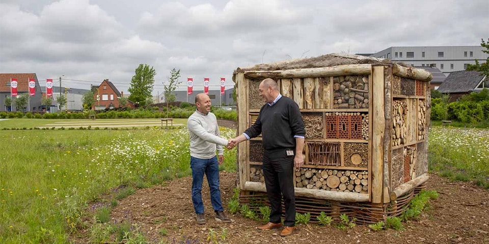 ‘Bij-Vriendelijk’ TVH Bouwt mega-insectenhotel