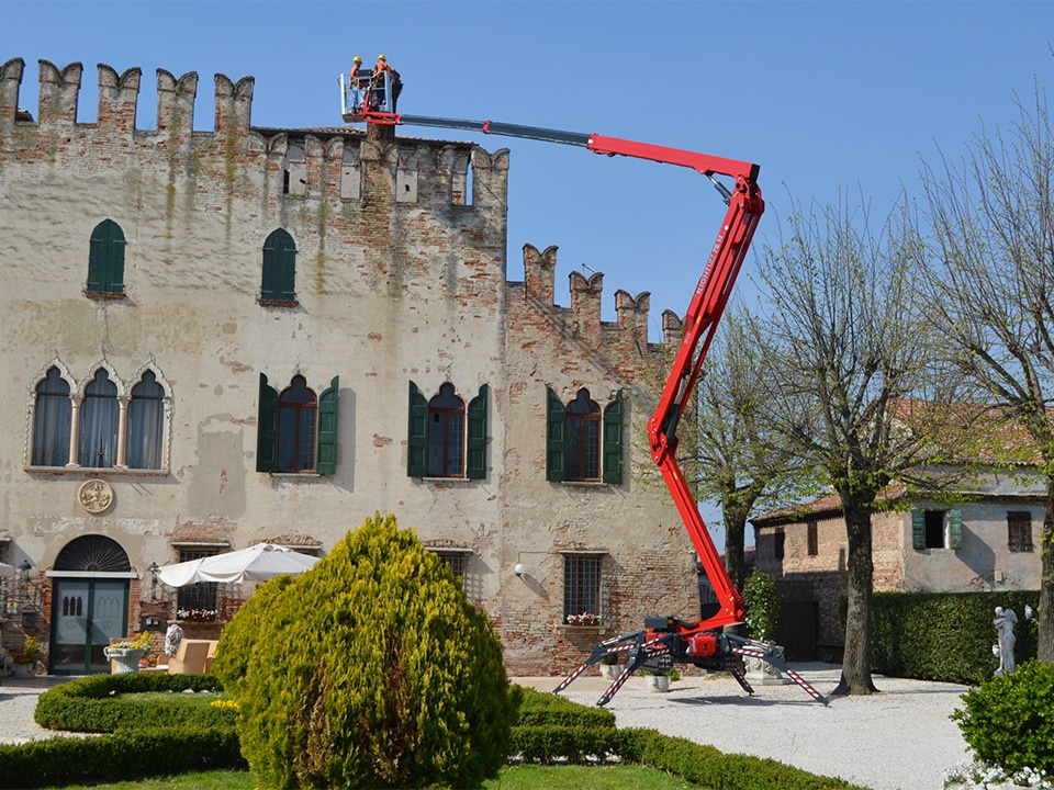 Italiaanse hoogwerkers scheren hoge toppen