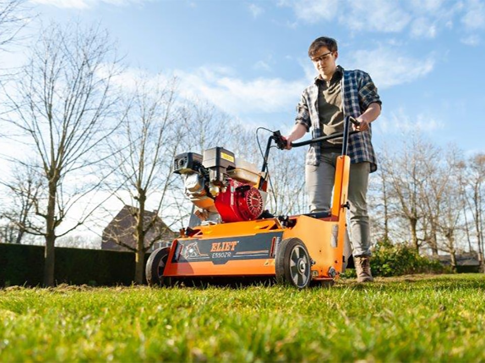 ELIET INNOVEERT MET NIEUWE ZELFRIJDENDE VERTICUTEERMACHINE