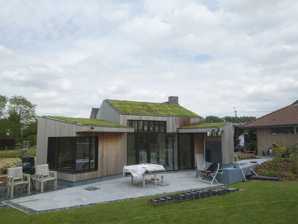 Hellend biodivers groendak in de Vlaamse Ardennen