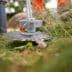 De nieuwe accu-onkruidknipper STIHL RGA 140 beperkt merkbaar het risico van opgeworpen steentjes of gruis 1