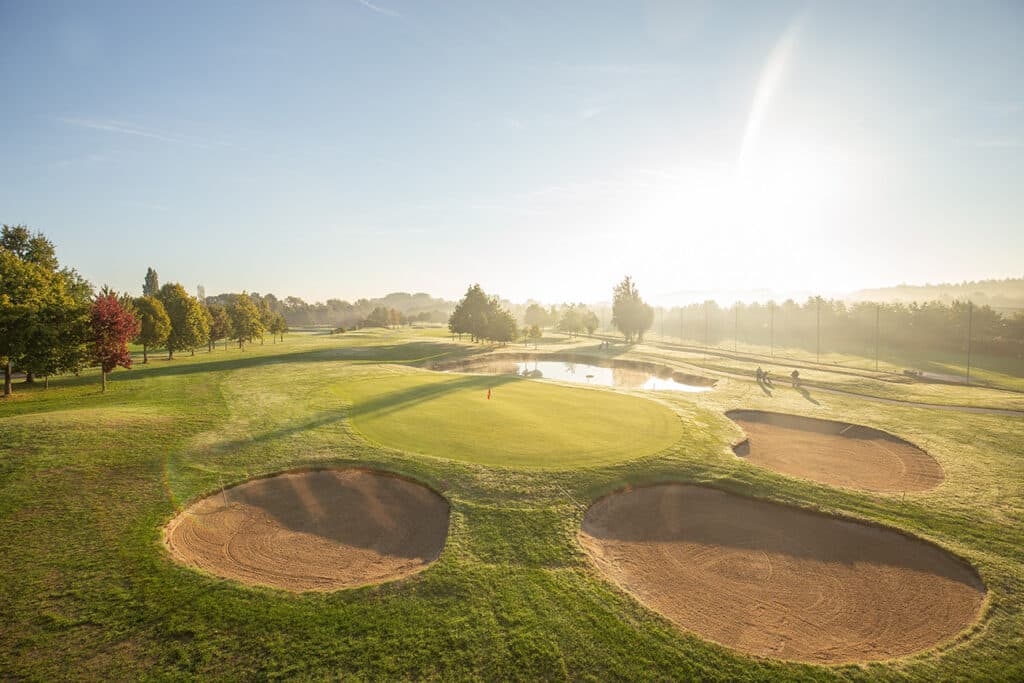 De strijd om een piekfijn golf- of sportterrein