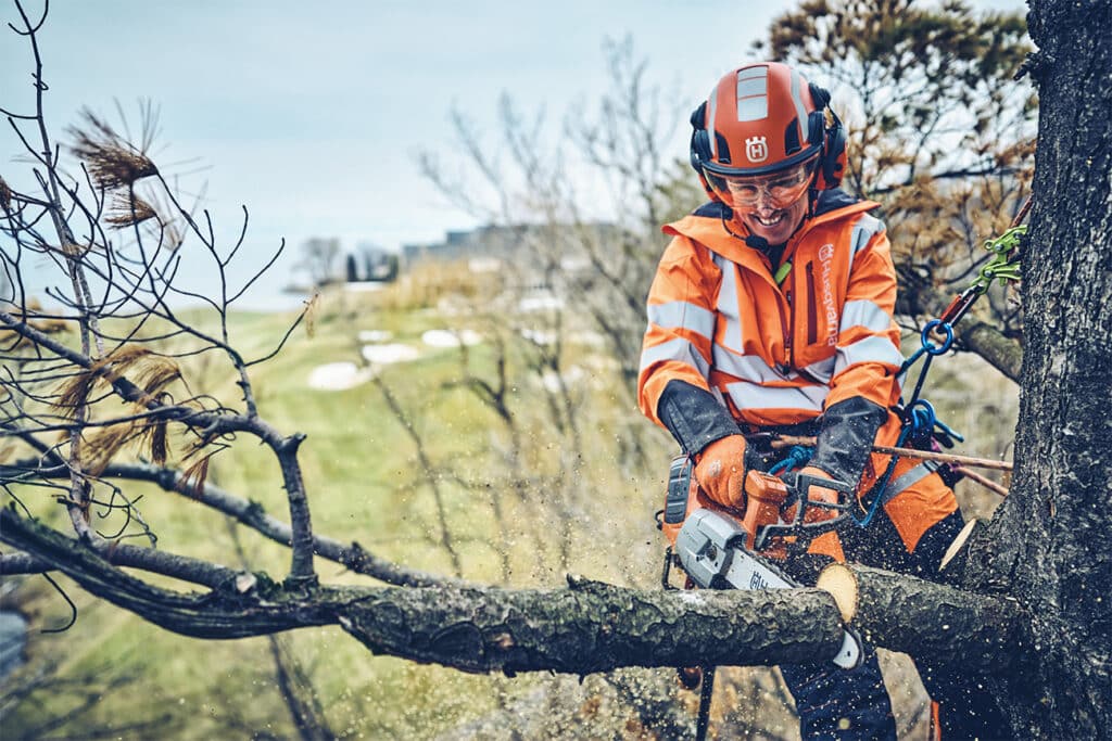 Husqvarna introduceert ’s werelds eerste batterijkettingzaag met koppeling