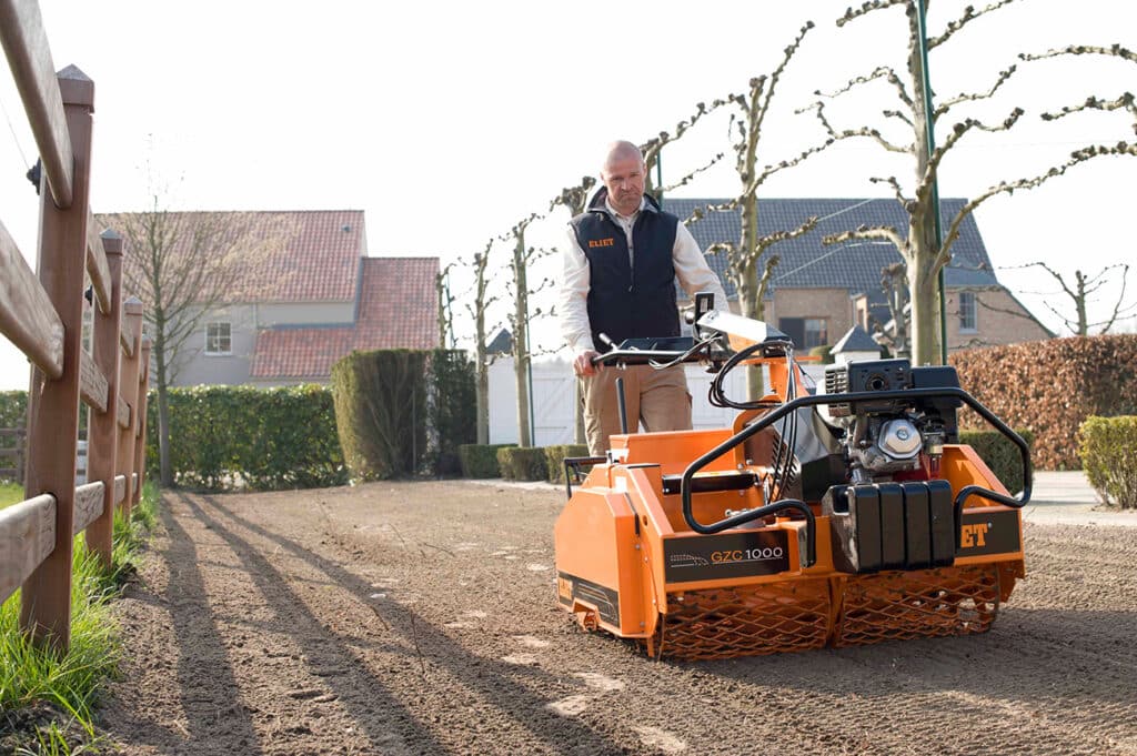 Alle bewerkingen voor gazonaanleg gecombineerd in één machine