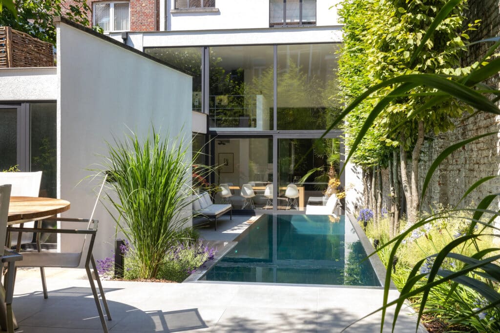 Met een inox zwembad creëer je luxe in een kleine stadstuin 1