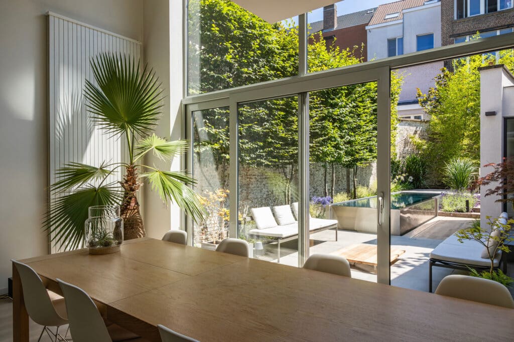 Met een inox zwembad creëer je luxe in een kleine stadstuin 3