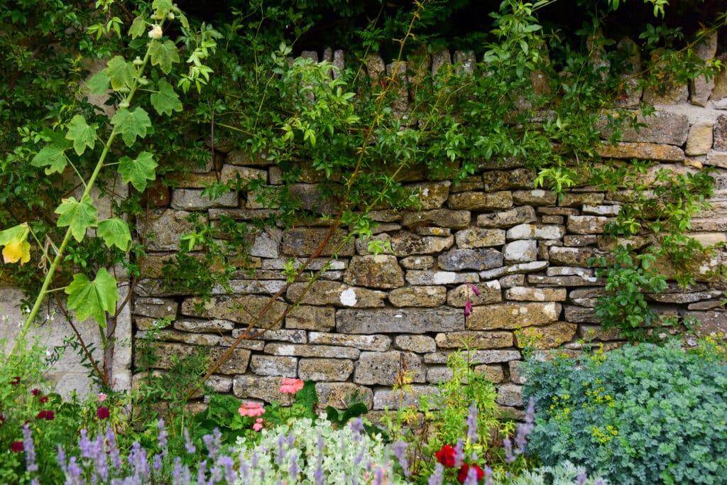 Elegantie met een hoekje af: breuksteen in opmars in tuinprojecten