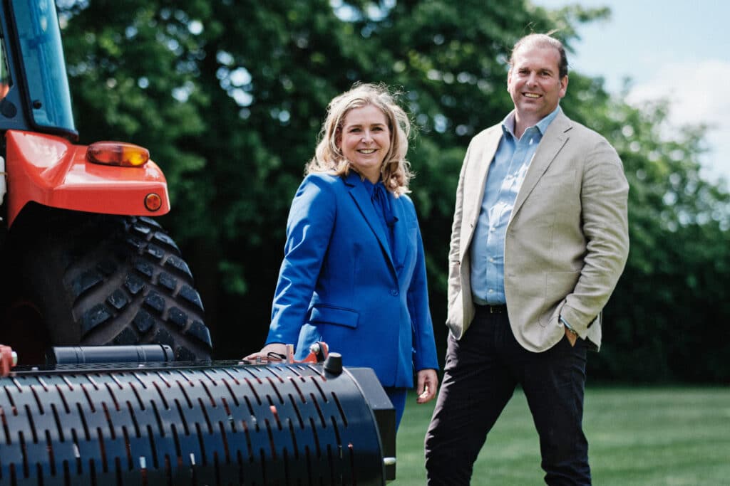 Redexim viert 45 jaar innovatie in grasbeheer: van Verti-Drain tot hybride sportvelden