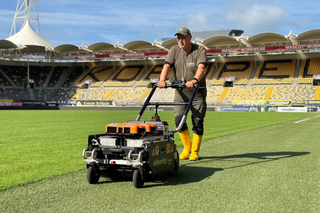 Onkruidbeheer met shockfactor voor kunstgrasvelden 1