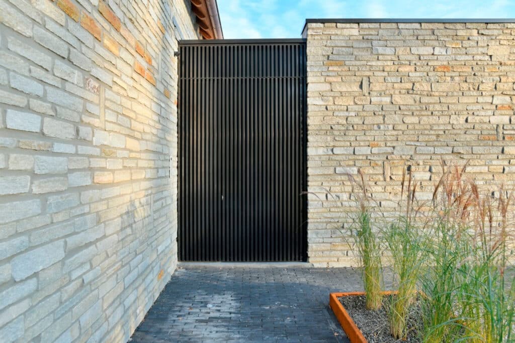 Elegantie met een hoekje af: breuksteen in opmars in tuinprojecten 4