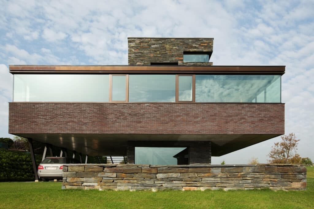 Elegantie met een hoekje af: breuksteen in opmars in tuinprojecten 1