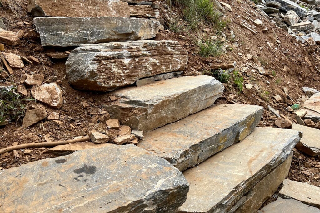 Elegantie met een hoekje af: breuksteen in opmars in tuinprojecten 3