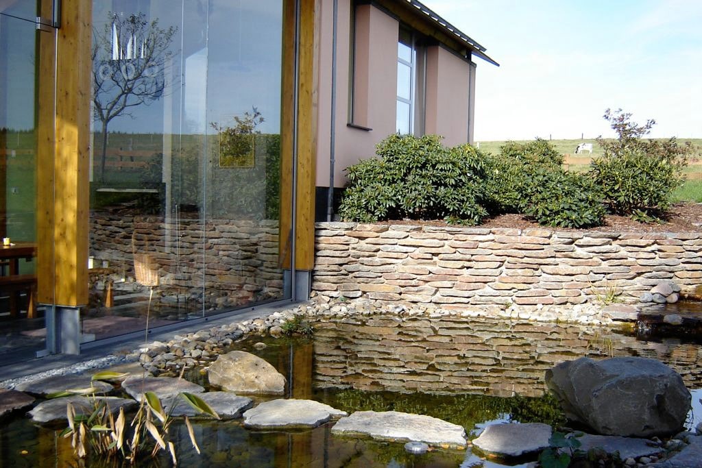 Elegantie met een hoekje af: breuksteen in opmars in tuinprojecten 2