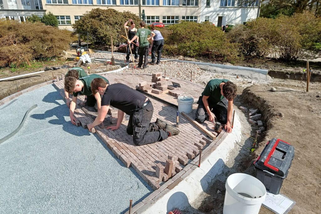 Tuinbouwschool Melle legt duurzame Passietuin aan met waterdoorlatende bestrating 3