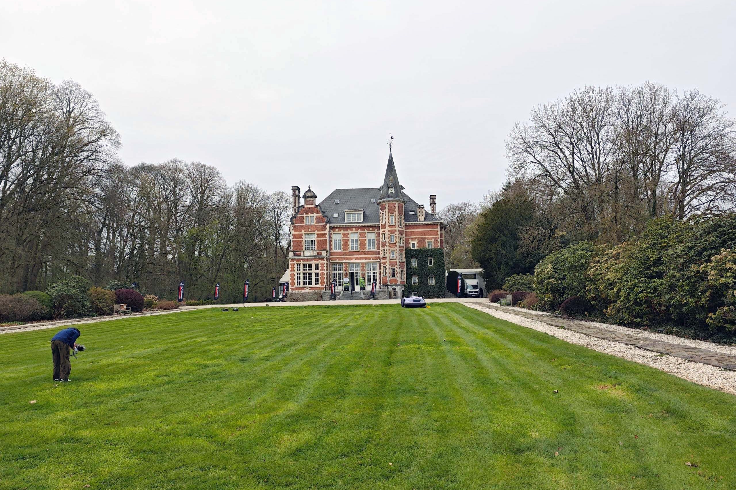 Robotisering in groenbeheer: HH Garden introduceert Sunseeker robotmaaiers 1