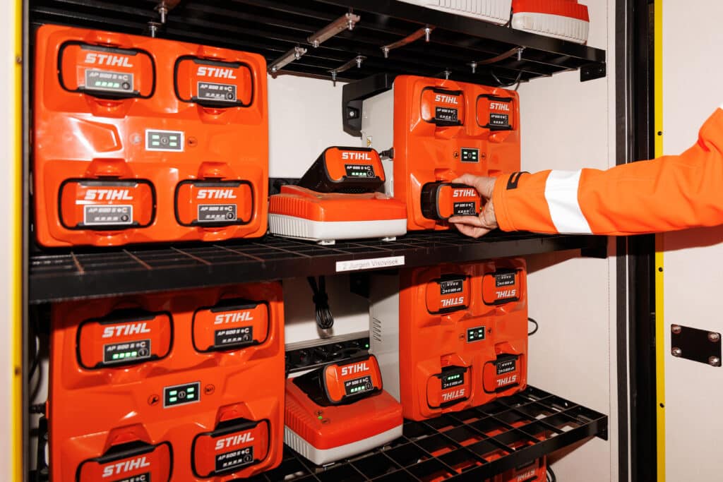 Maatwerkbedrijf Bewel schakelt over op elektrische tuinmachines: 100% accu in groenonderhoud 1