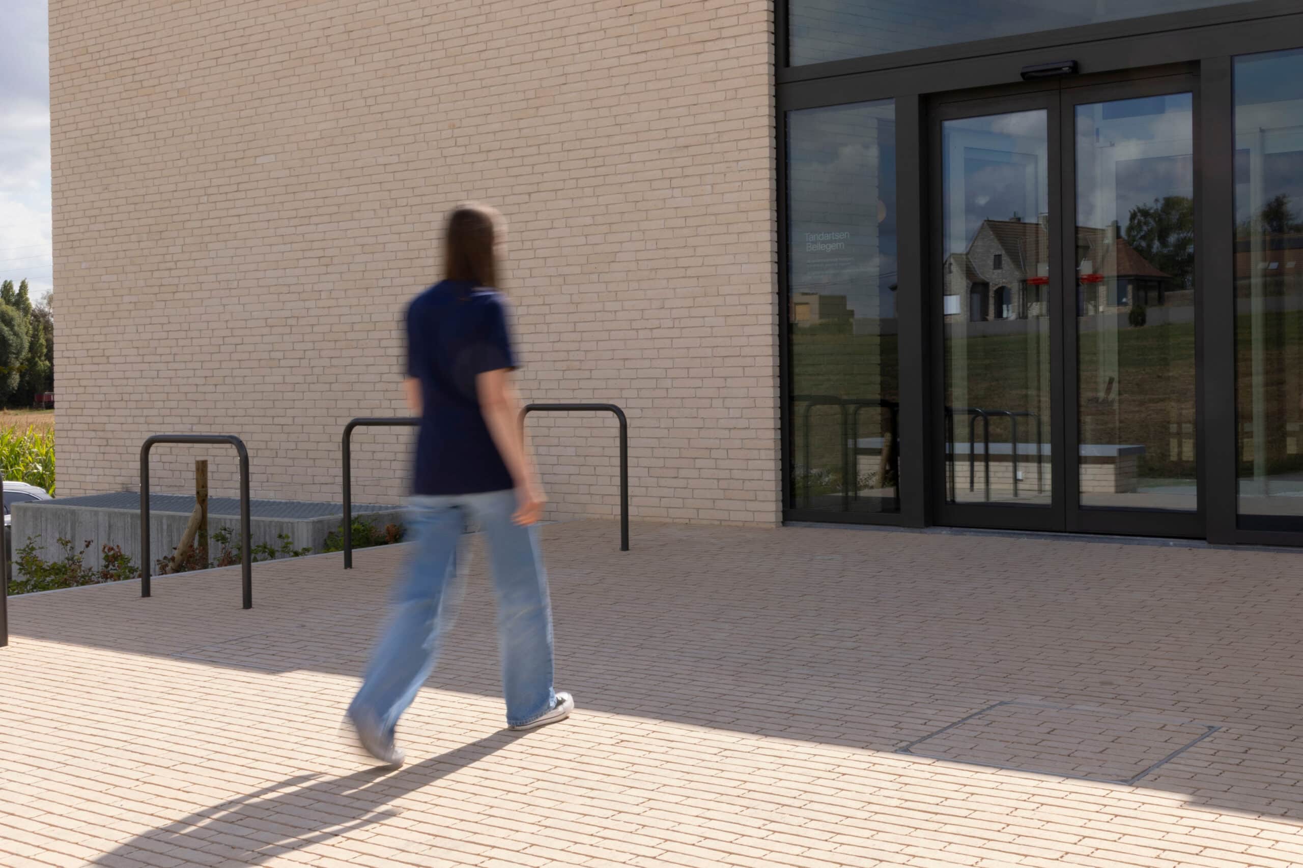 Waterdoorlatende verharding met Passaqua kleiklinkers: duurzame oplossing voor terras en oprit 5