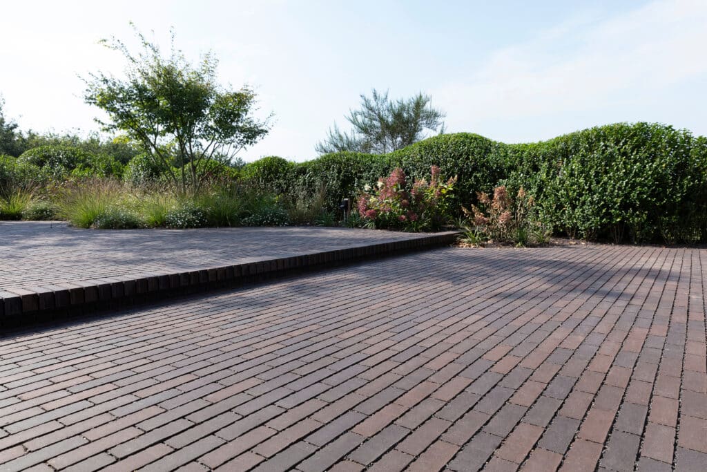 Waterdoorlatende verharding met Passaqua kleiklinkers: duurzame oplossing voor terras en oprit 3