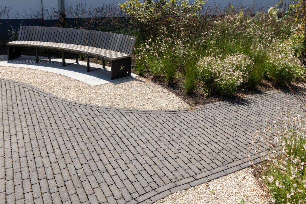 Waterdoorlatende verharding met Passaqua kleiklinkers: duurzame oplossing voor terras en oprit 1