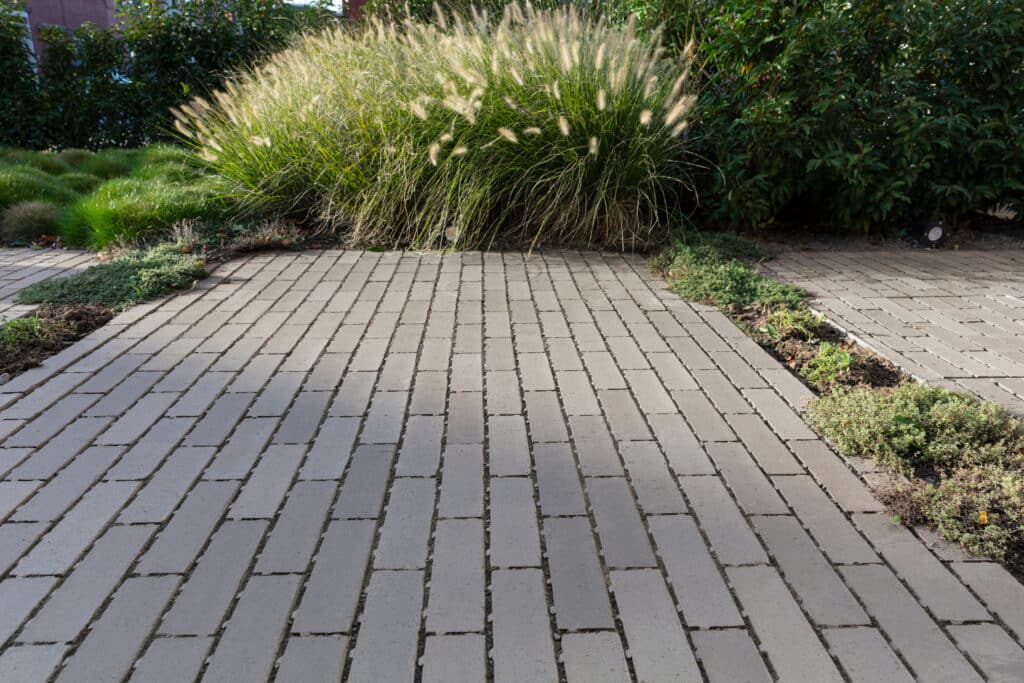 Waterdoorlatende verharding met Passaqua kleiklinkers: duurzame oplossing voor terras en oprit 4