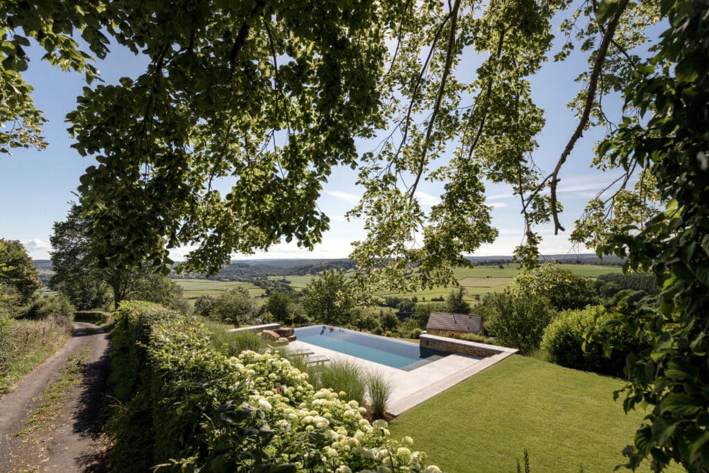Hybride zwemvijver in de Ardennen door Roel Wouters: natuurlijk design met infinity-effect 1