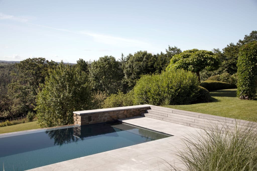 Hybride zwemvijver in de Ardennen door Roel Wouters: natuurlijk design met infinity-effect 2