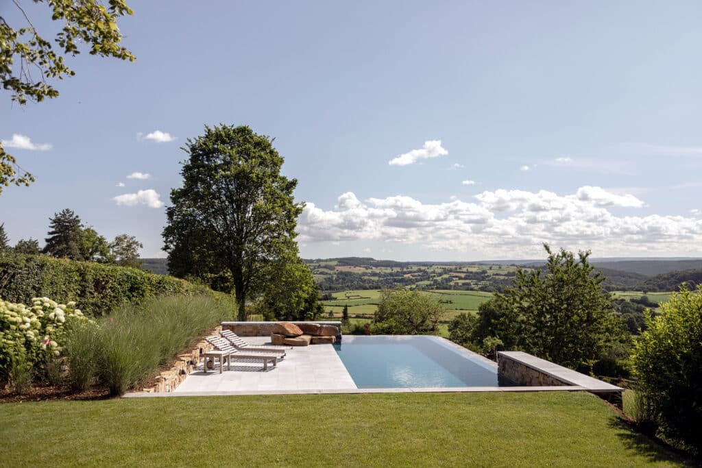 Hybride zwemvijver in de Ardennen door Roel Wouters: natuurlijk design met infinity-effect 3