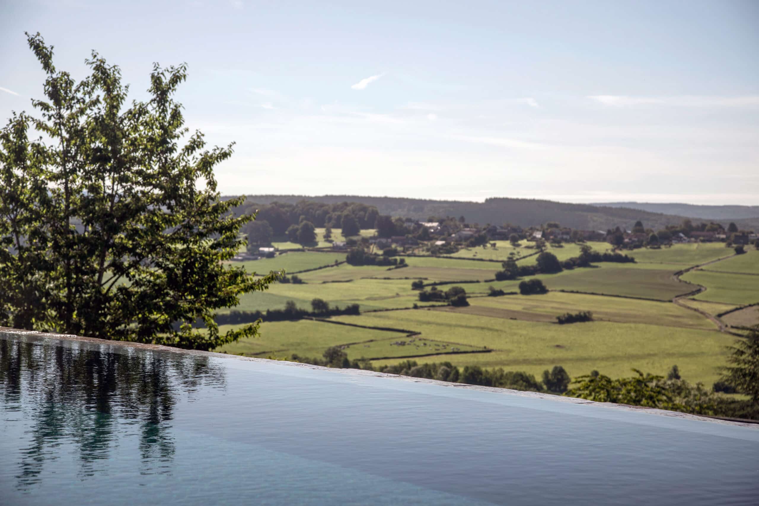 Hybride zwemvijver in de Ardennen door Roel Wouters: natuurlijk design met infinity-effect 4