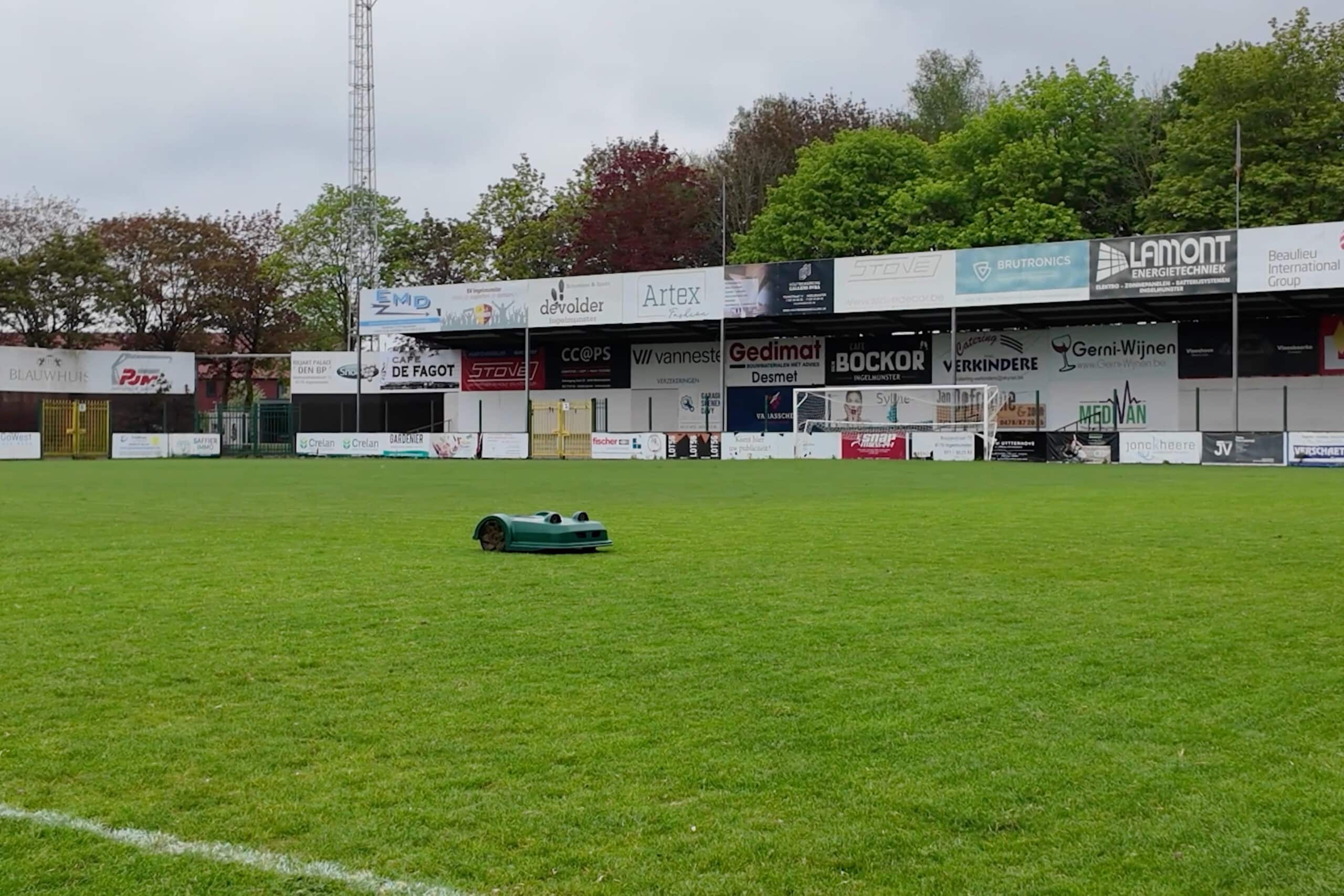 Robotmaaier bewijst meerwaarde op voetbalveld na een jaar praktijkervaring 5