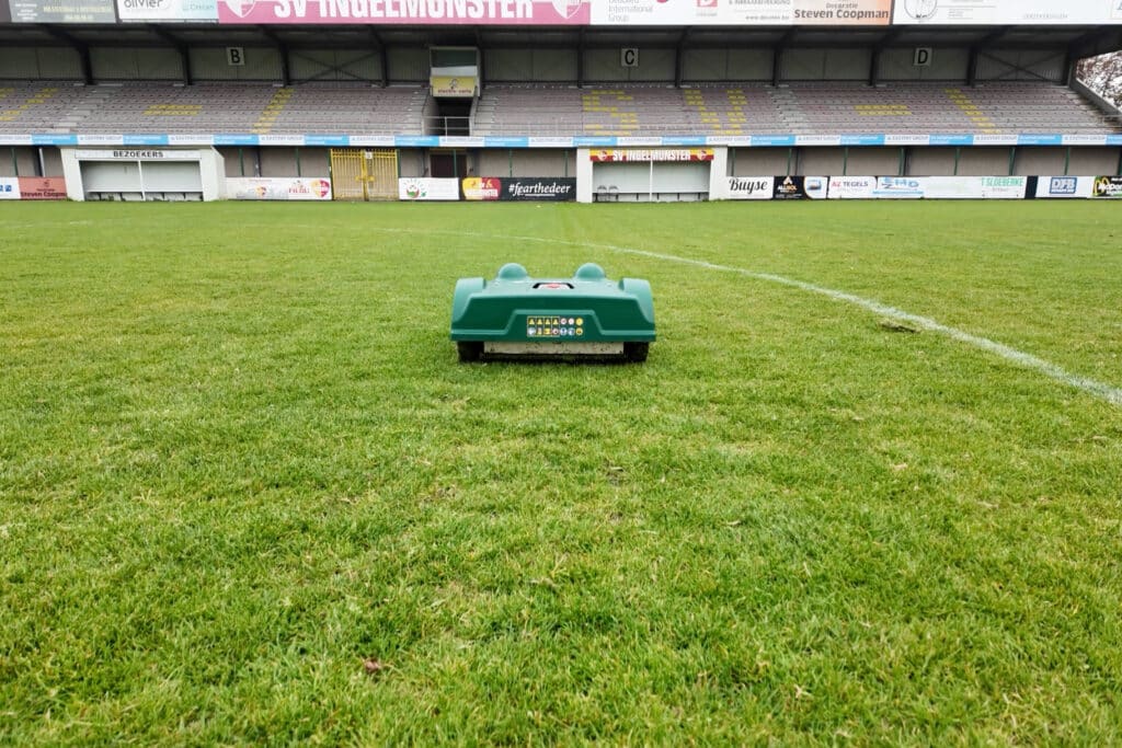 Robotmaaier bewijst meerwaarde op voetbalveld na een jaar praktijkervaring 1